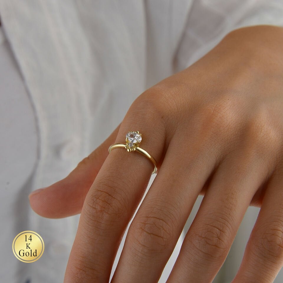 14 Ayar Oval Taşlı Çiçek Motifli Altın Yüzük