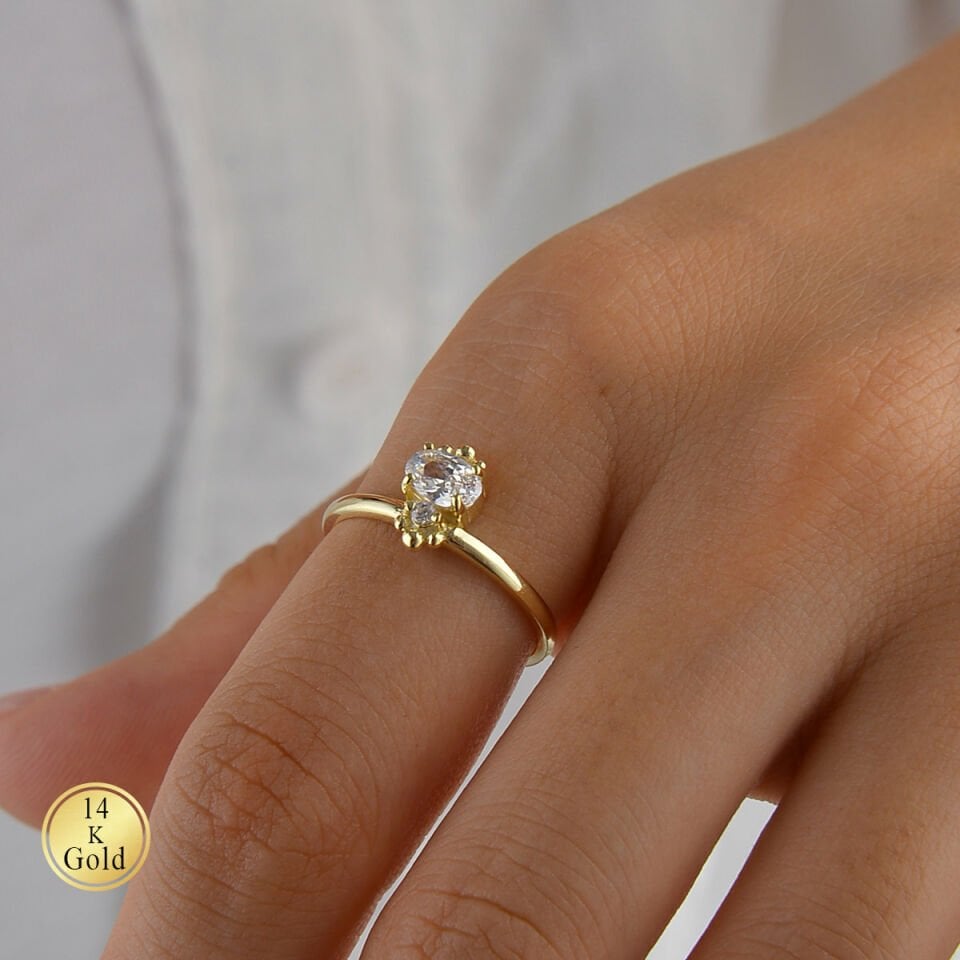 14 Ayar Oval Taşlı Çiçek Motifli Altın Yüzük